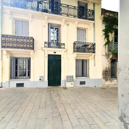 Le Triompha Proche Arc De Triomphe